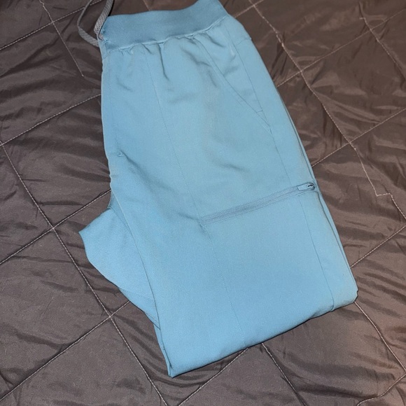 *BRAND NEW* Fabletics Scrub Set - Picture 4 of 6